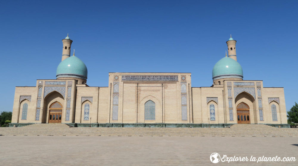 La mosquée Khast Imom à Tachkent avec ses dômes turquoises et ses minarets.
