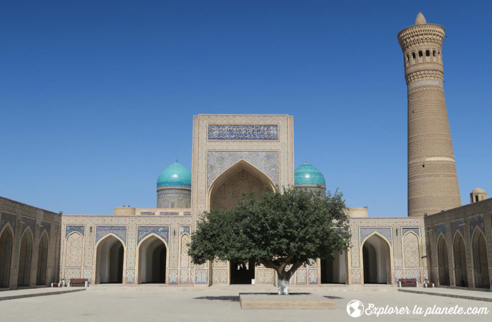 La cour intérieure de la mosquée Kalon à Boukhara.