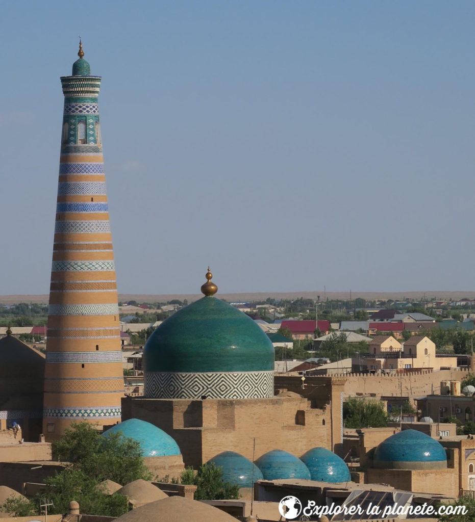 Une mosquée et son minaret à Khiva.