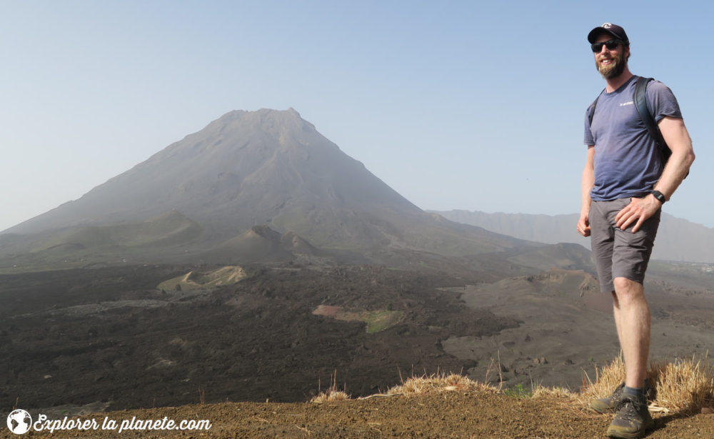 Moi devant le Pico do Fogo et toute la caldeira et les coulées de lave.