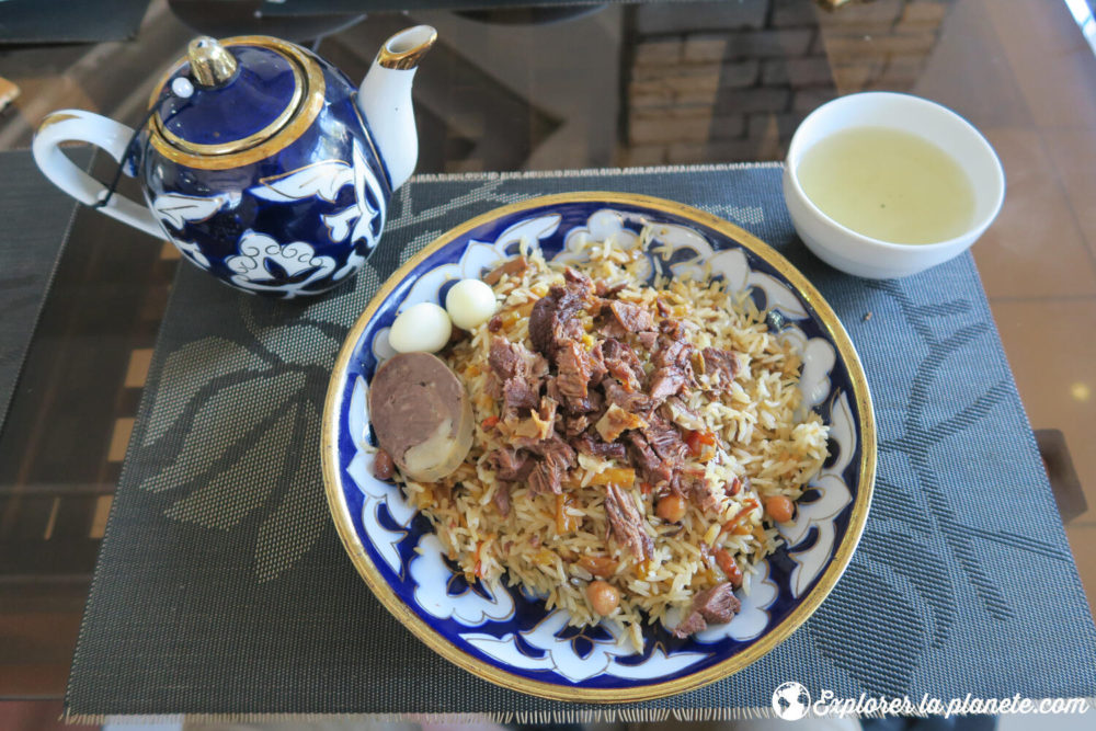 Le plat traditionnel d'Ouzbékistan, le plov. Riz frit avec morceaux de mouton. Servi avec thé.