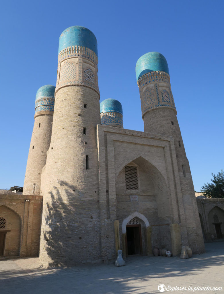 La médersa de Tchor minor avec ses quatre tours à Boukhara.
