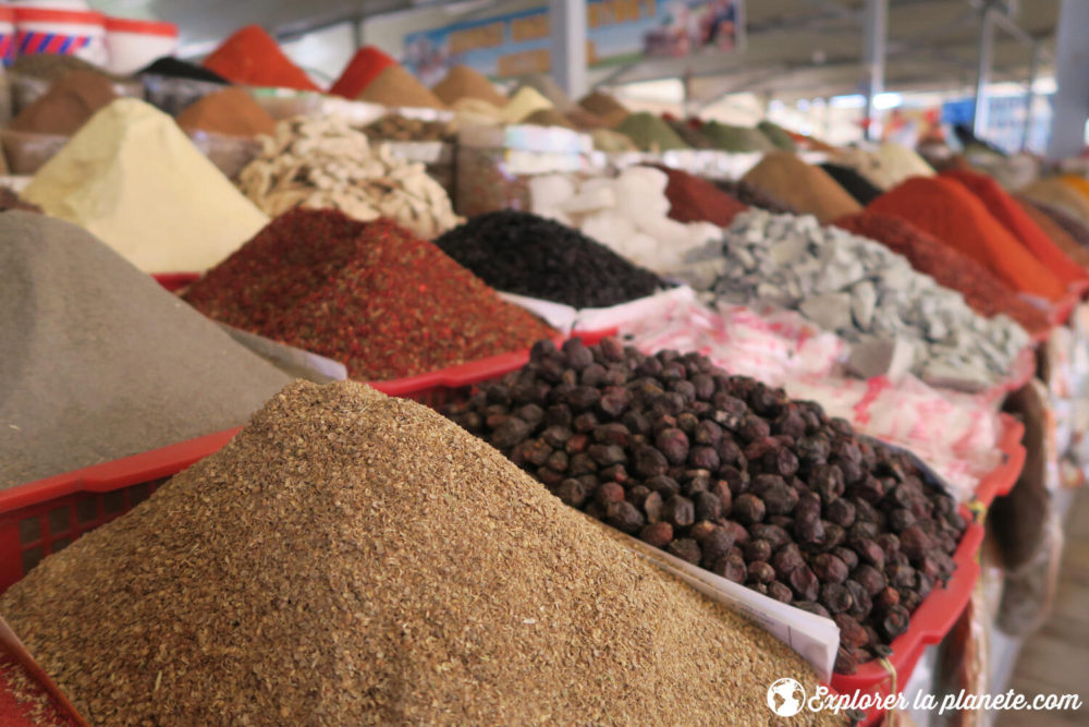 Un étalage d'épices au marché de Chorsu à Tachkent.