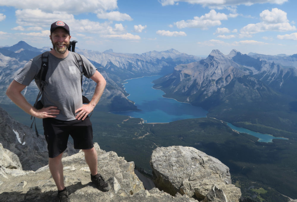 Pierre-Luc Côté au sommet du mont Cascade à Banff en Alberta. On voit le lac Minnewanka en arrière-plan.