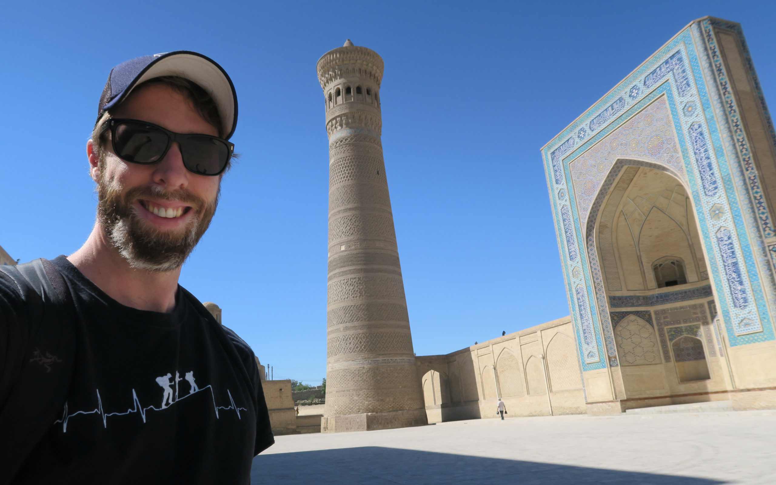Pierre-Luc Côté devant le minaret Kalon à Boukhara en Ouzbékistan