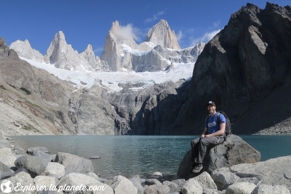 Pierre-Luc Côté assis sur une roche sur le bord du lac Sucia au pied du mont Fitz-Roy en Argentine (Patagonie).